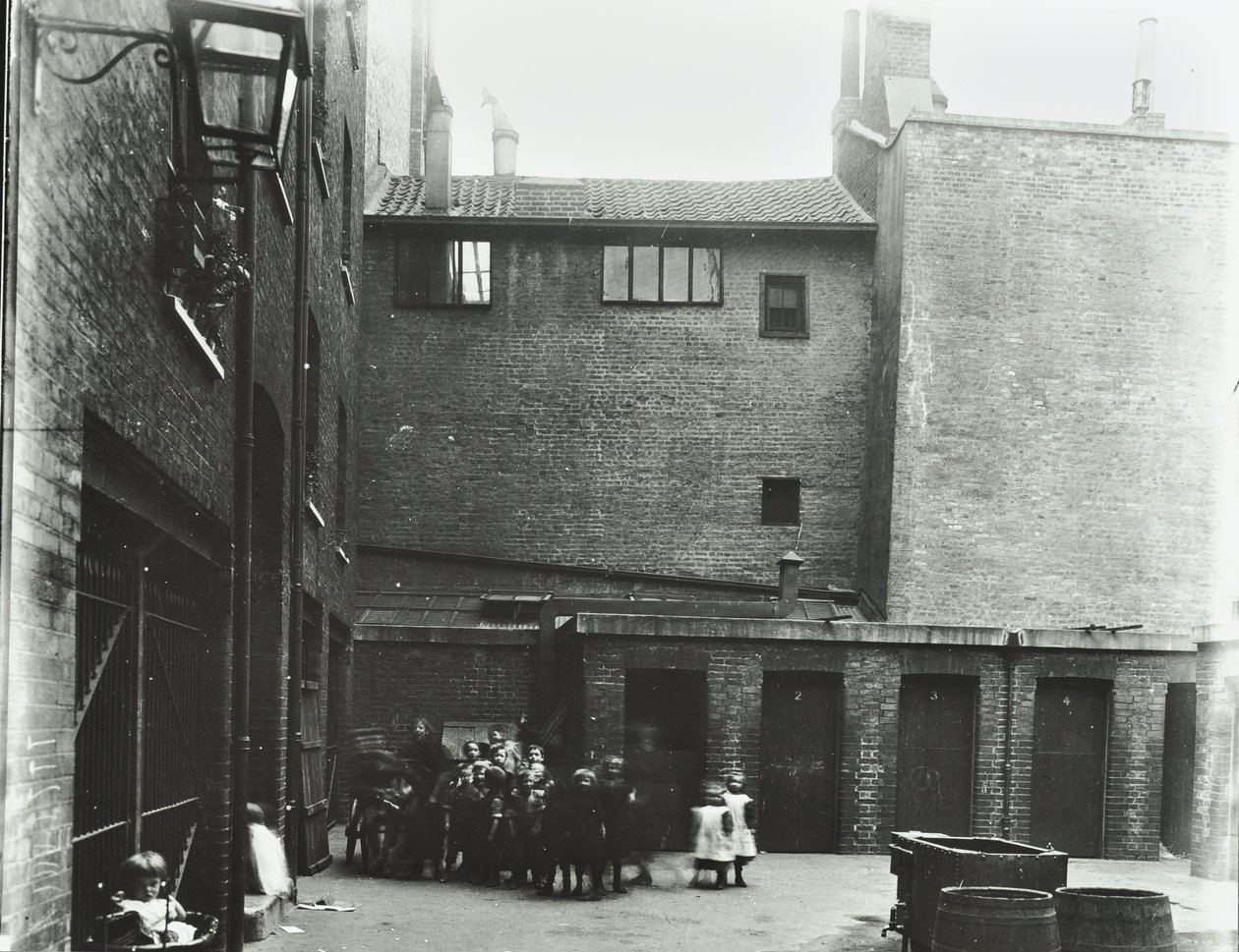 Dufferin Street: Costermongers Buildings, Londyn, 1896 r. autorstwa English Photographer