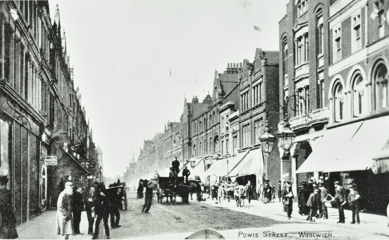 Powis Street, Woolwich: widok ogólny, 1890 autorstwa English Photographer