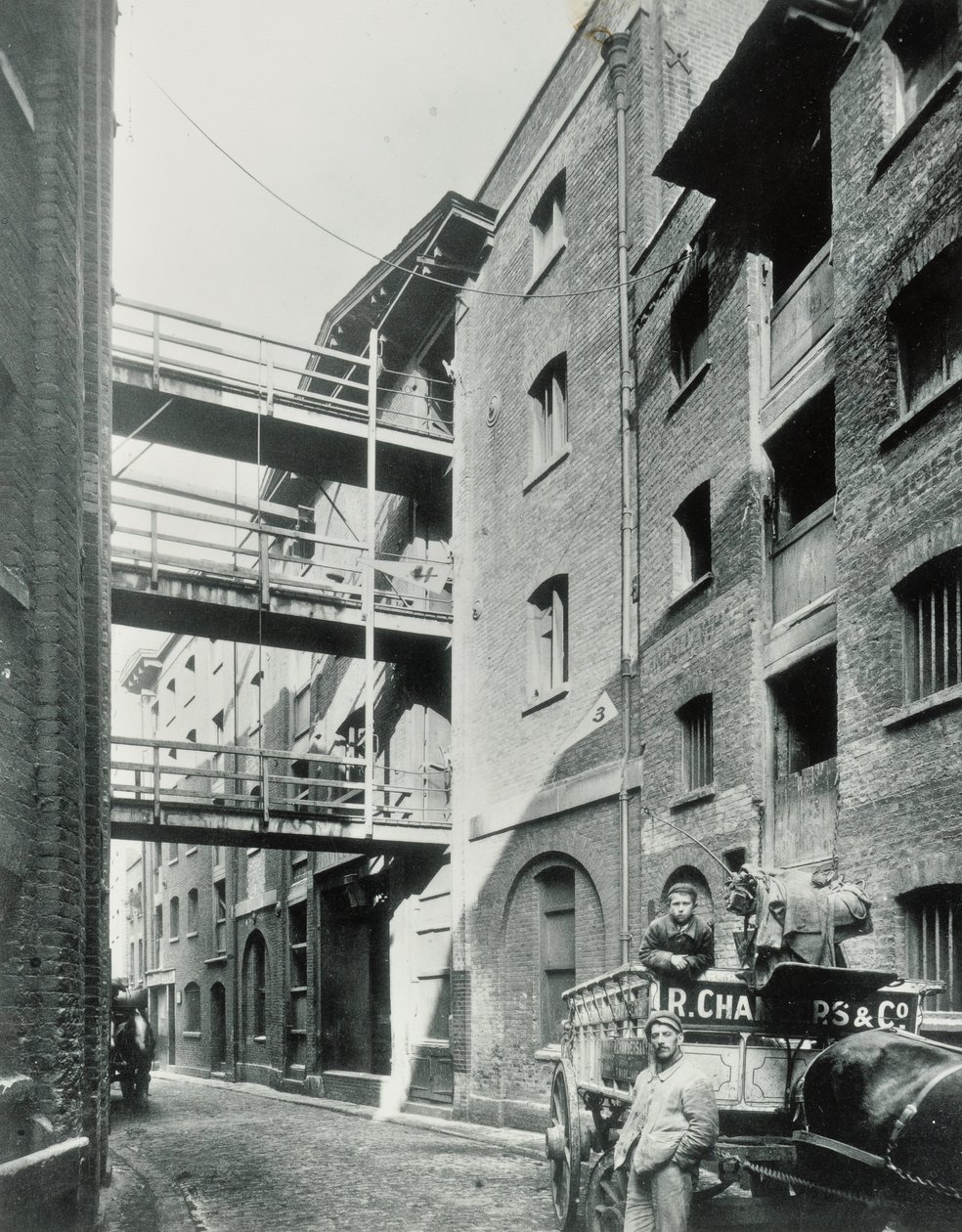 Shad Thames, Londyn, 1890 autorstwa English Photographer