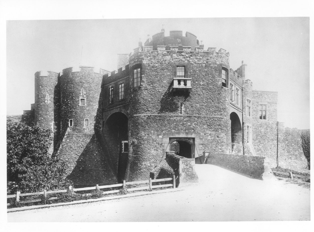 Widok na Bramę Konstable, zbudowaną 1221-27 autorstwa English School