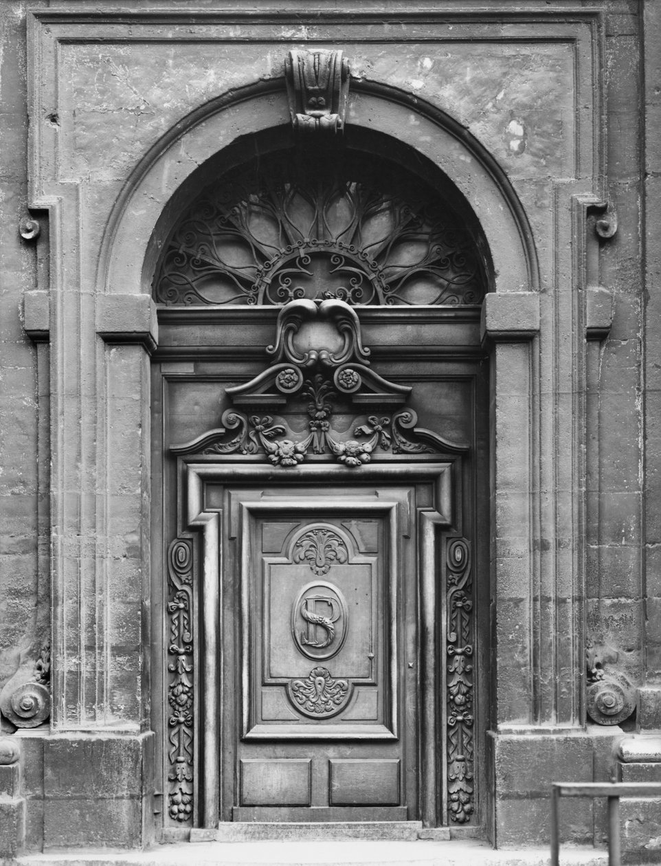 Widok fasady kościoła Saint-Paul-Saint-Louis, Paryż, portal wschodni, 1627-41 autorstwa Etienne and Derand, F. Martellange