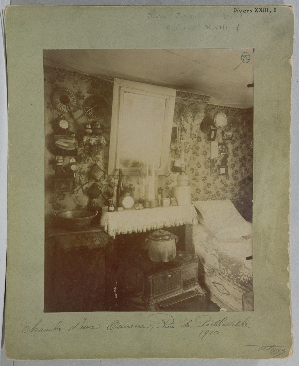 Sypialnia robotnicy, rue de Belleville, Paryż, 1910 autorstwa Eugène Atget
