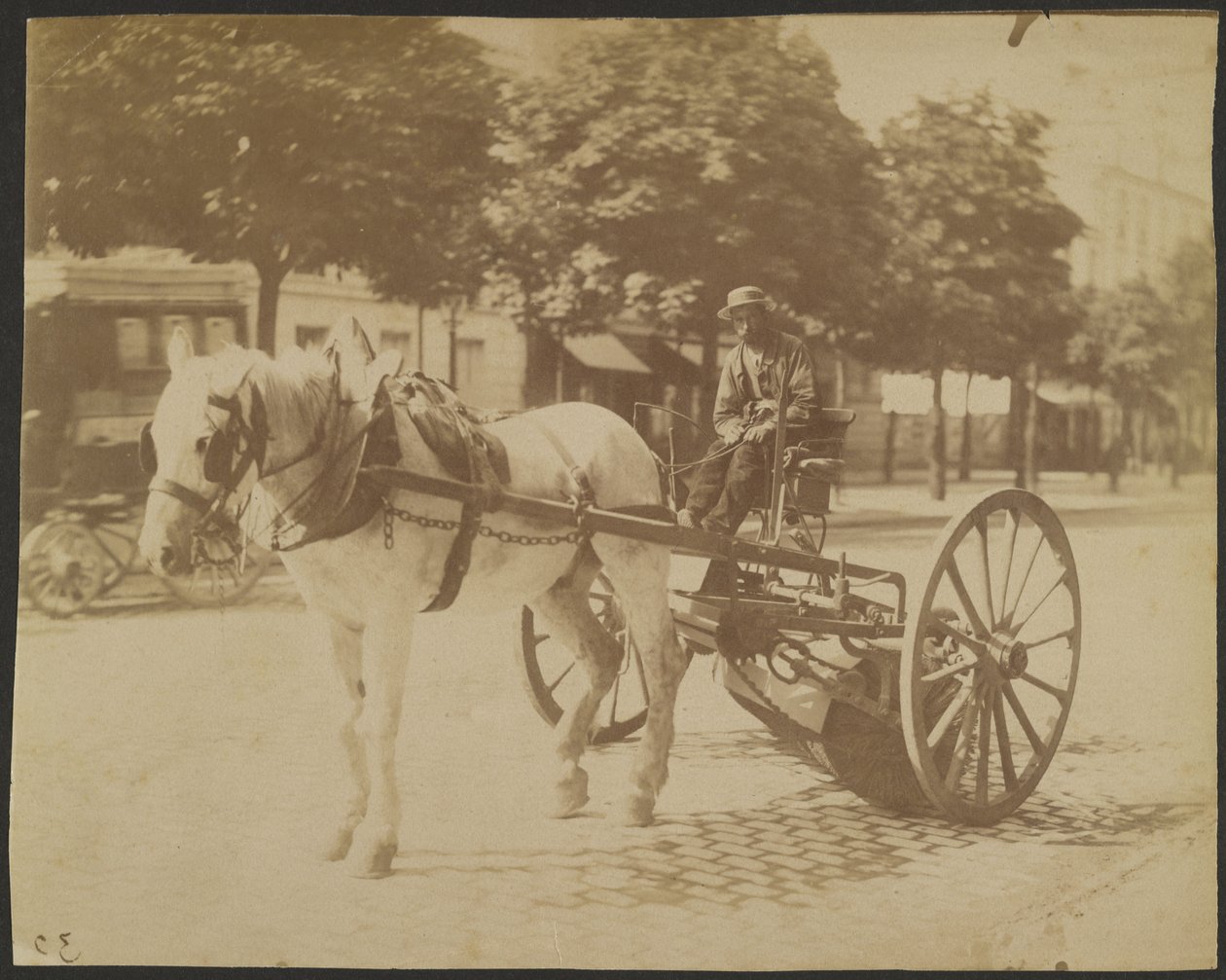 [Zamiatarka konna] autorstwa Eugène Atget