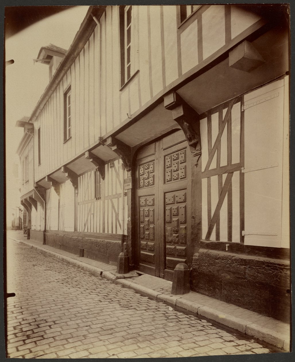 Beauvais, House, 27 Rue Pantaléon. autorstwa Eugène Atget