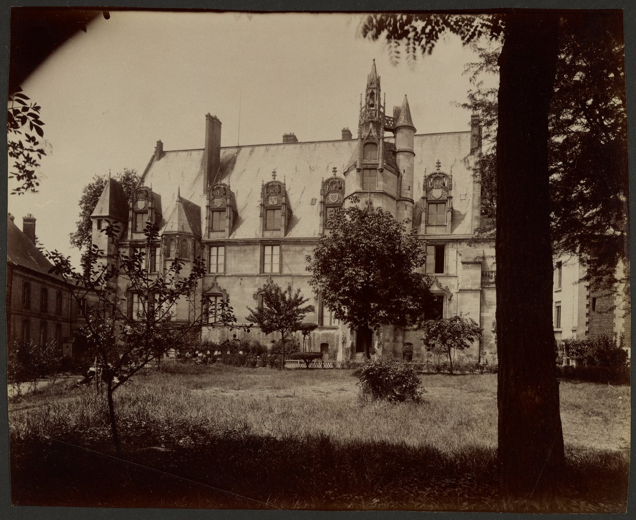 Beauvais, sądy autorstwa Eugène Atget
