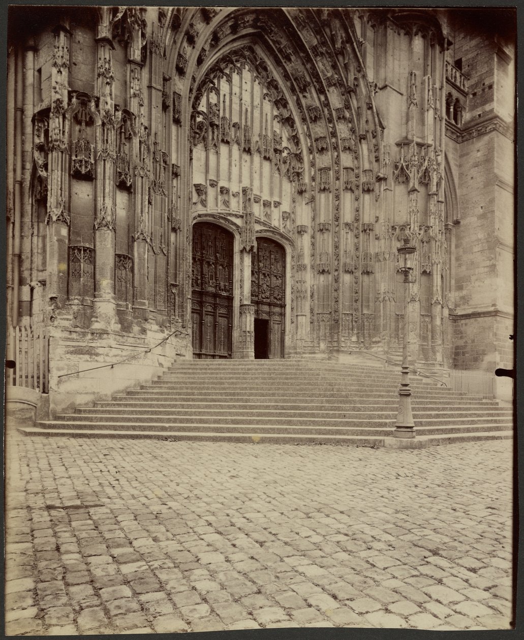 Beauvais, brama katedralna autorstwa Eugène Atget