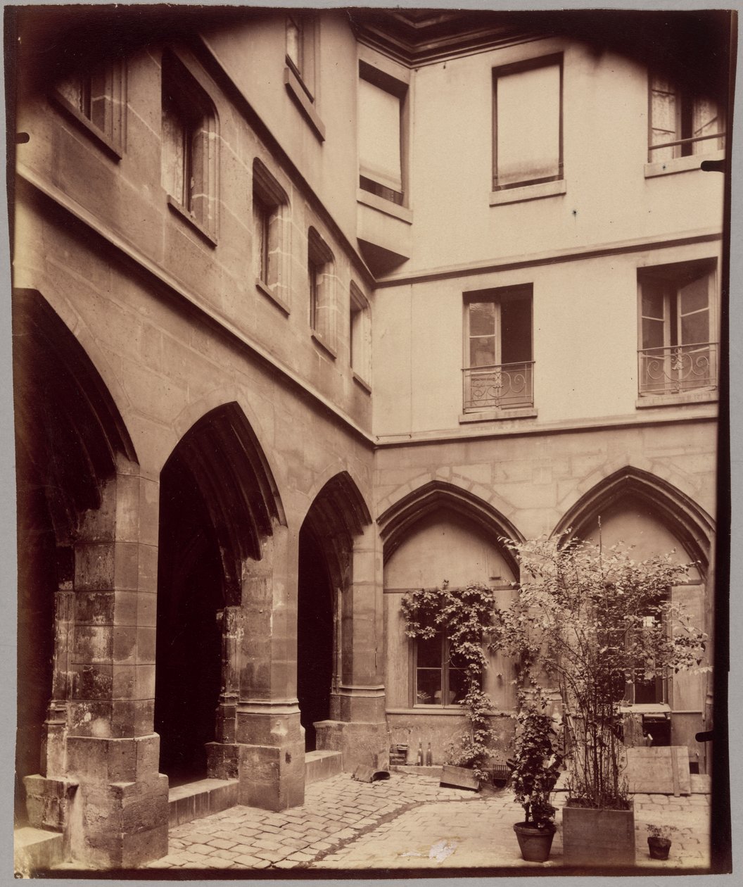 Cloître des Billettes, 24 rue des Archives autorstwa Eugène Atget