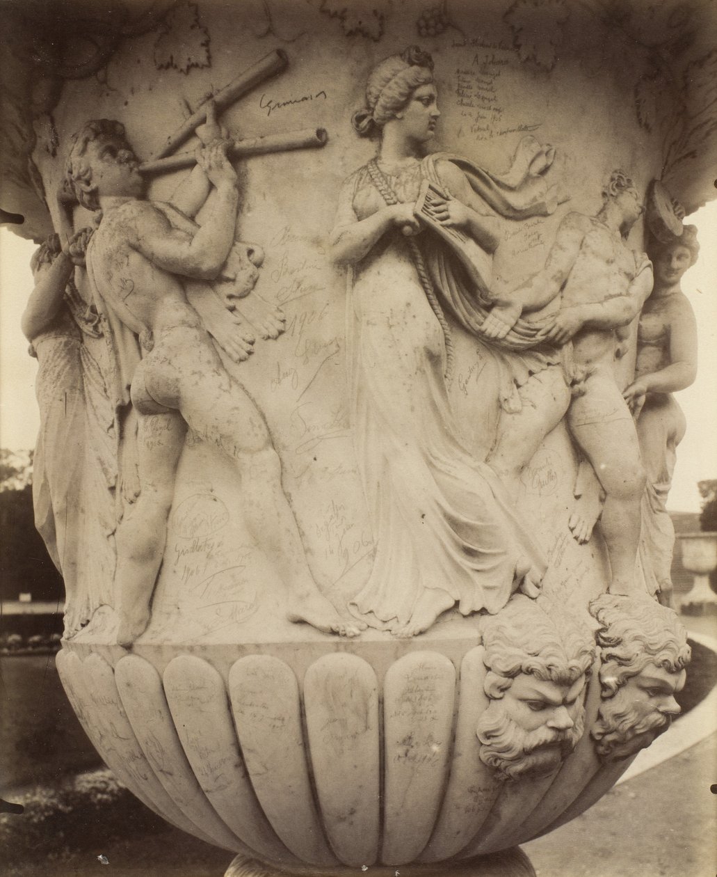Fragment wazonu w Wersalu autorstwa Eugène Atget