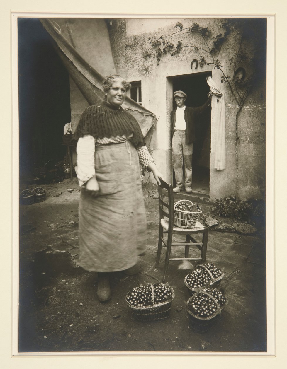 Kobieta z Verrieres autorstwa Eugène Atget