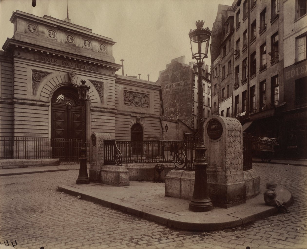 Fontanna Politechniki LÉcole, 1902. autorstwa Eugène Atget