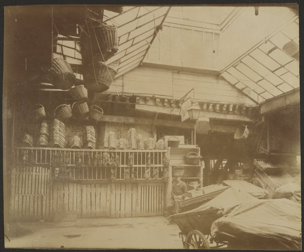 Hôtellerie du Heaume, 5 Rue Pirouette (1°) autorstwa Eugène Atget