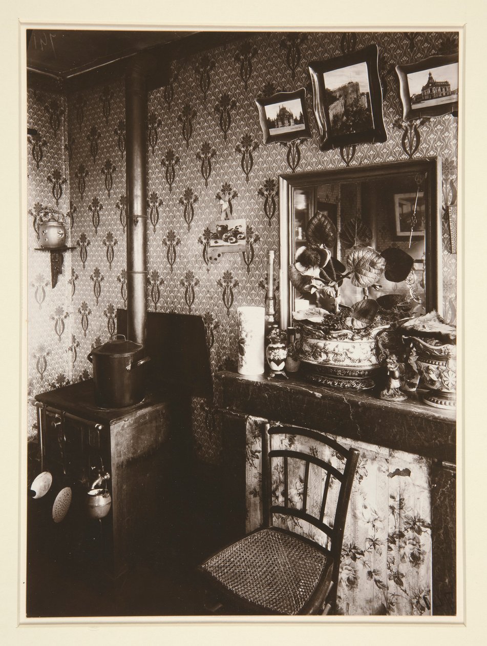 Wnętrze klasy robotniczej, Rue de Romainville autorstwa Eugène Atget
