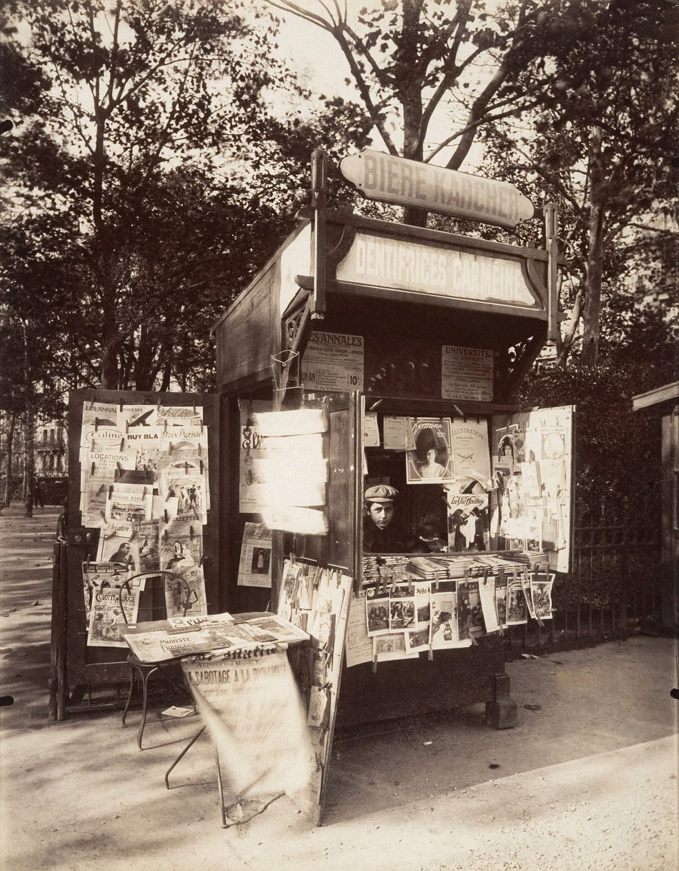 Kiosk w Paryżu, ok. 1910 (zdjęcie sepia) autorstwa Eugène Atget