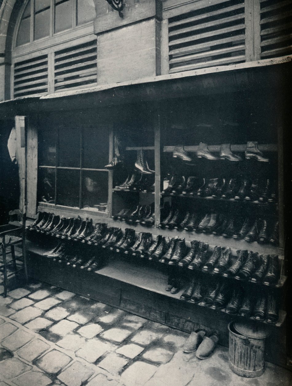 Stare buty, c1877-1927, 1929 autorstwa Eugène Atget