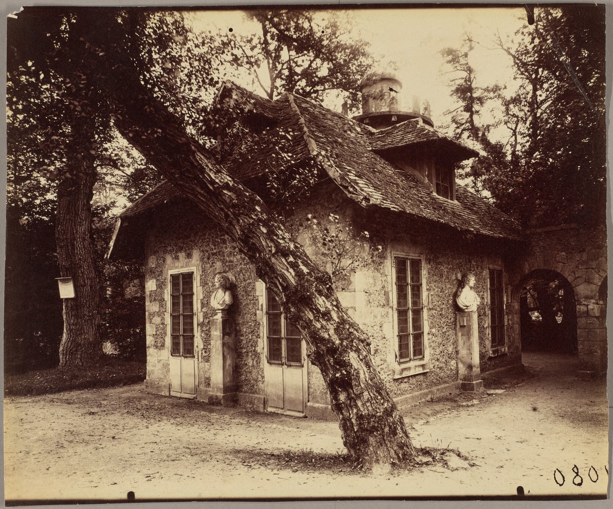 Petit Trianon autorstwa Eugène Atget