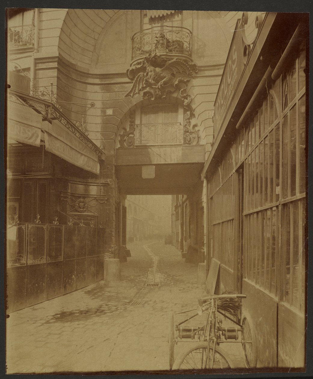 Dragon Gate autorstwa Eugène Atget