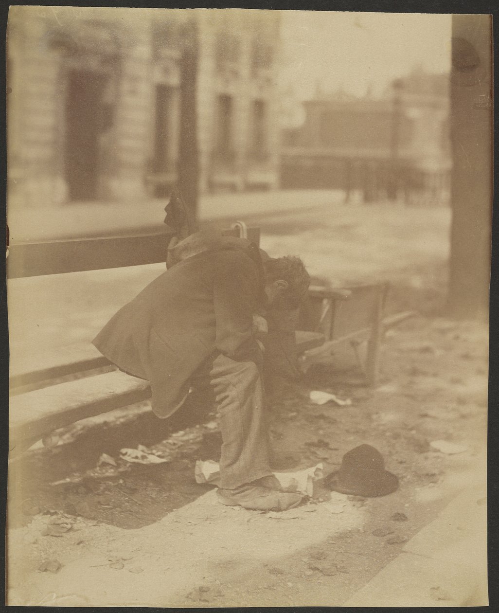 [Siedzący włóczęga] autorstwa Eugène Atget