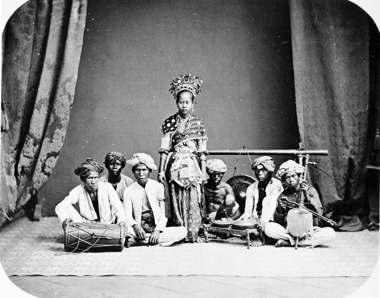 Batawska tańcząca dziewczyna, ok. 1870 r. autorstwa European Photographer