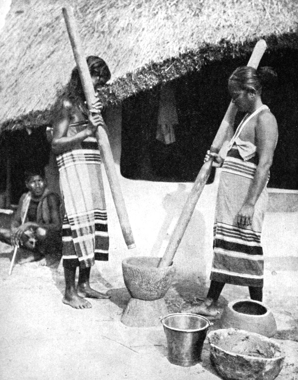 Newarskie kobiety tłukące zboże, Nepal, 1936. autorstwa Ewing Galloway
