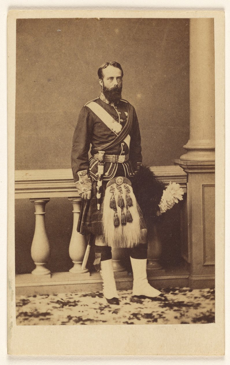 [Niezidentyfikowany brodaty mężczyzna w kilcie, stojący]. autorstwa F. W. Baker