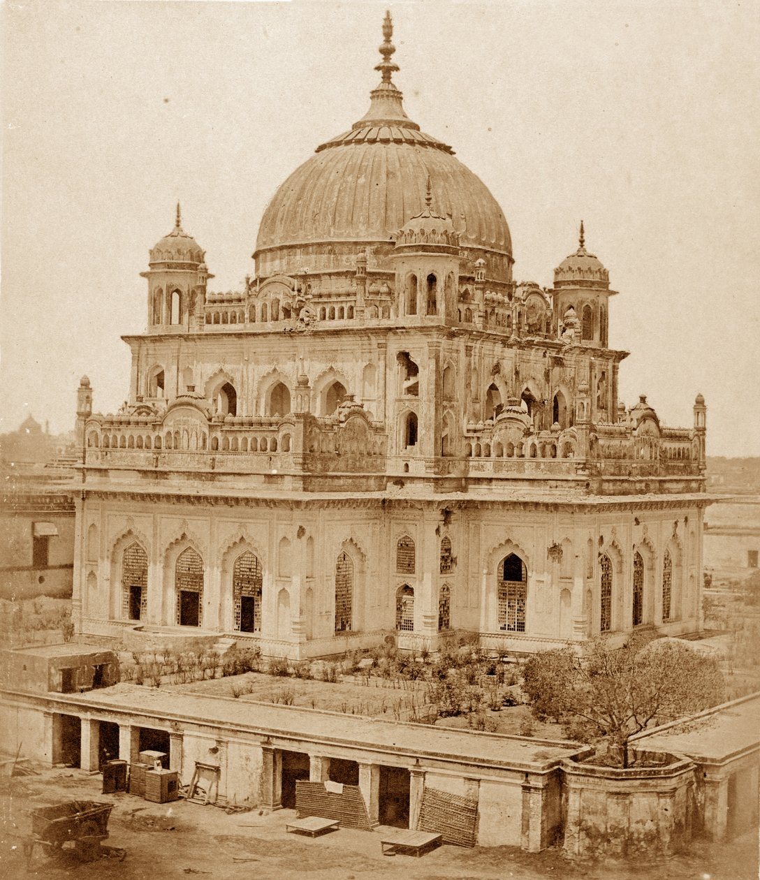 Grób Saadata Ali w pałacu Kaiserbagh, Lucknow, 1858 r. autorstwa Felice Beato