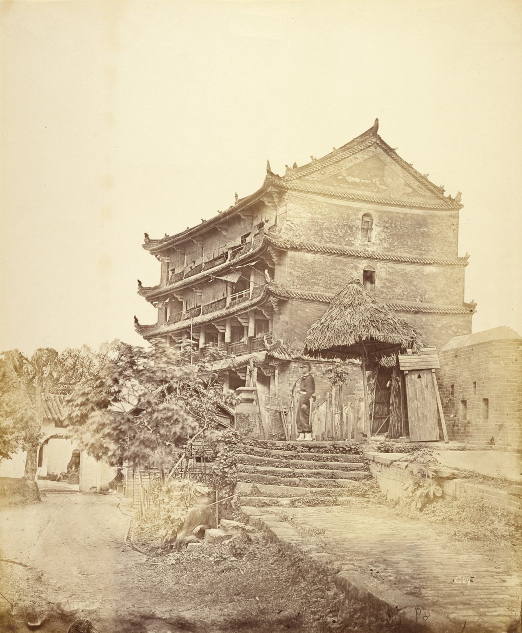 [Pięciopiętrowa pagoda, Kanton, Chiny]. autorstwa Felice Beato