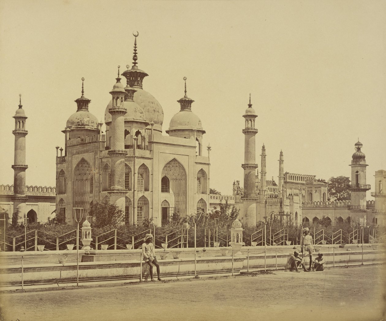 [Meczet w Hussainabad Imambara]. autorstwa Felice Beato
