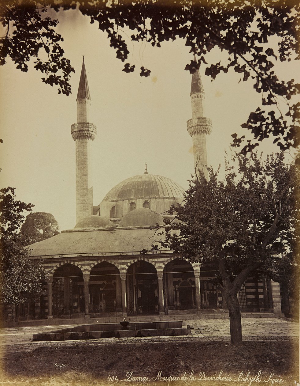 Album „Damas and Baalbek”: Meczet Damaszku autorstwa Félix Bonfils