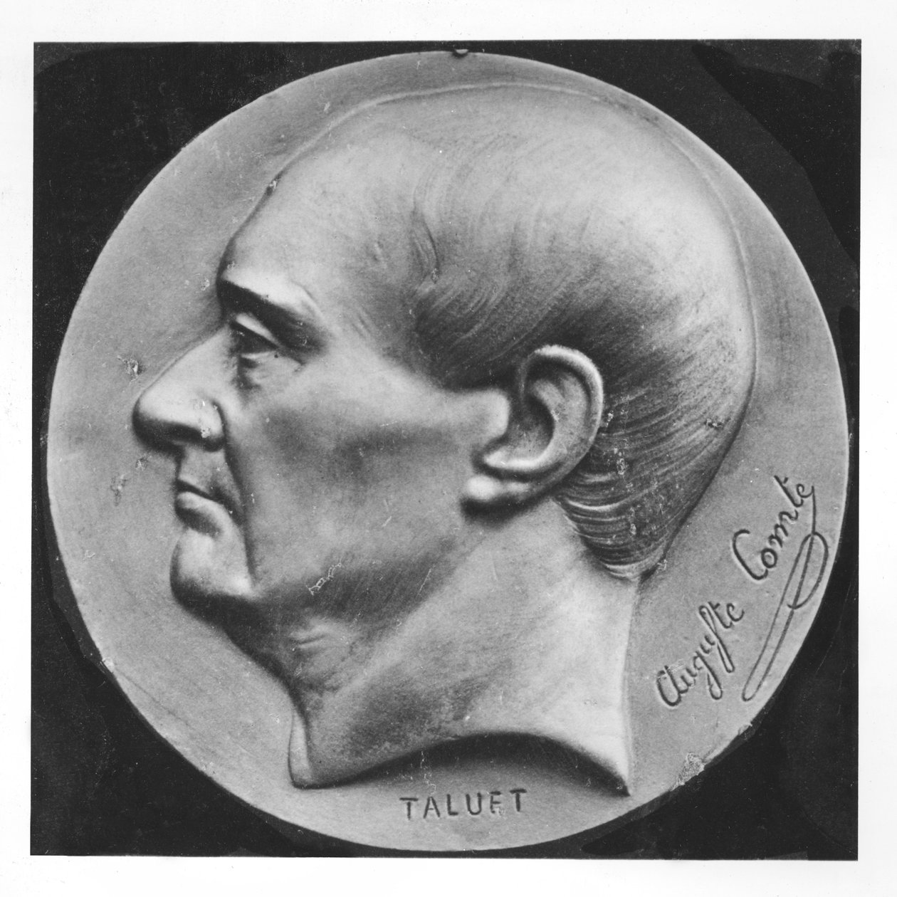 Medalion Auguste Comte (marmur) autorstwa Ferdinand Taluet