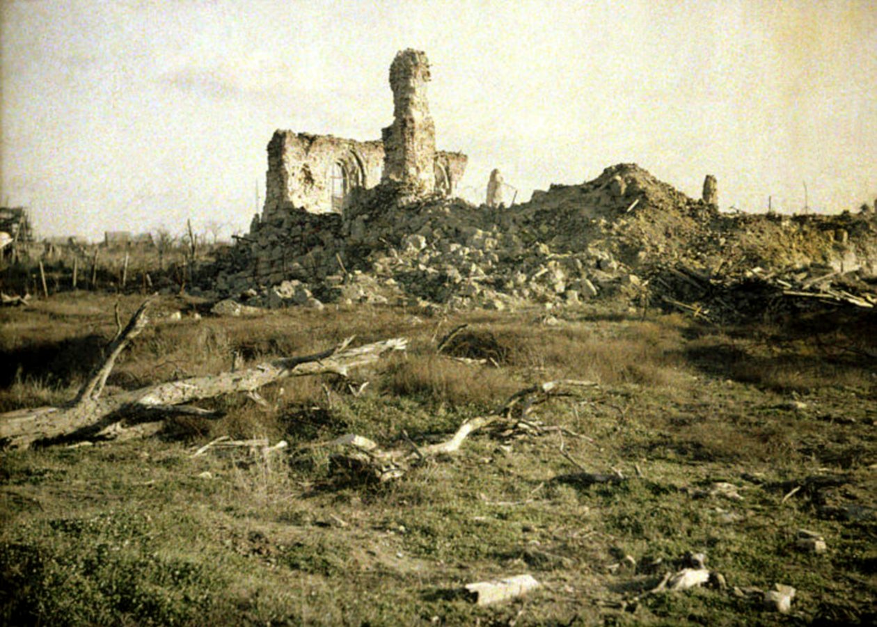 Kościół zniszczony w czasie wojny, Chaulnes, Somme, Francja, 1917 (autochrom) autorstwa Fernand Cuville