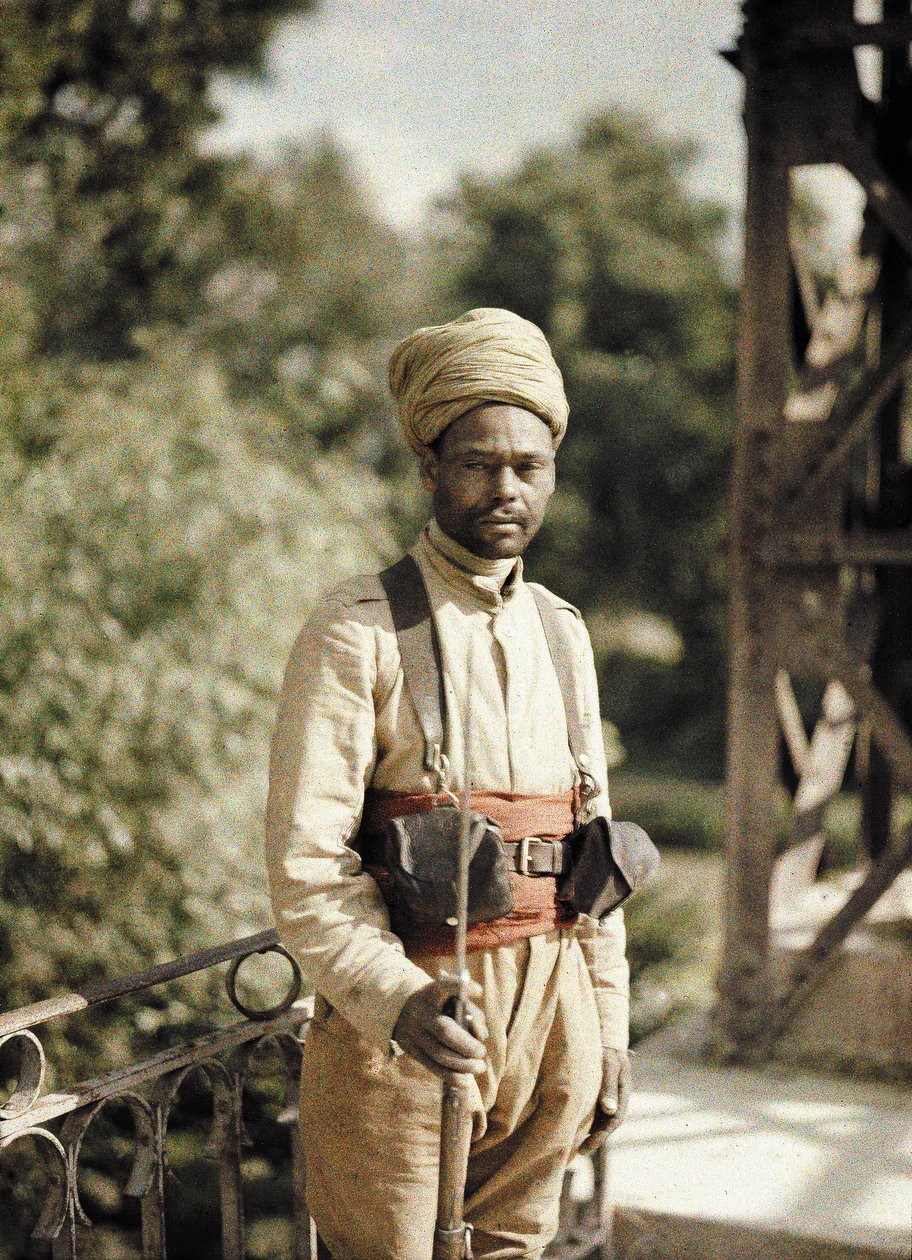 Algierski strażnik na moście, Pommiers, Aisne, Francja, 1917 (autochrom) autorstwa Fernand Cuville