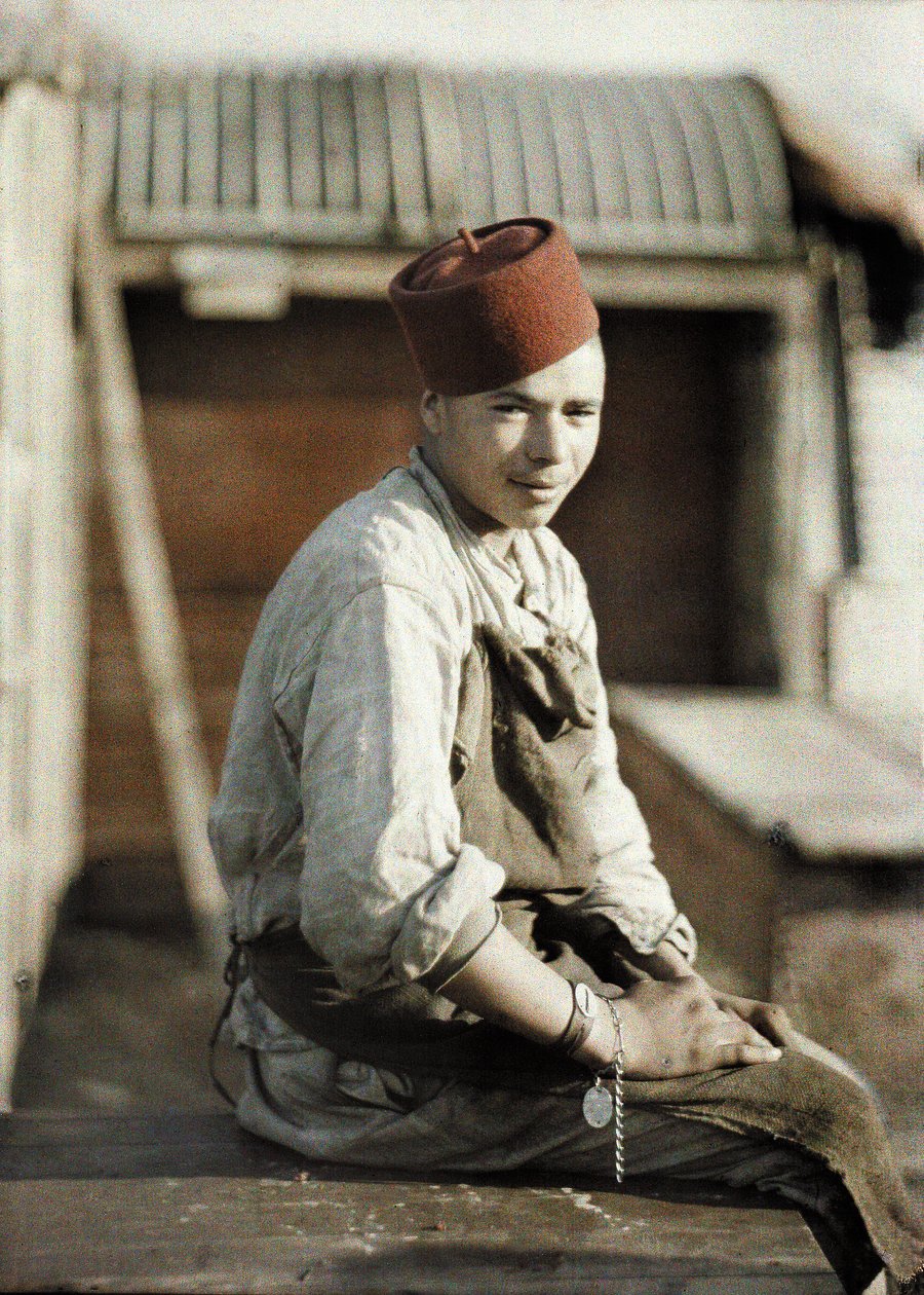 Robotnik algierski po odwrocie Niemców, Noyon, Oise, Francja, 1917 (autochrom) autorstwa Fernand Cuville