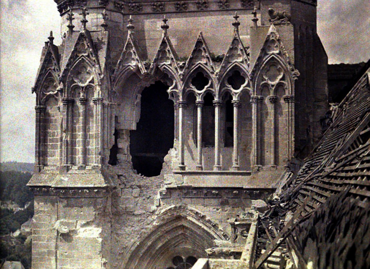 Uszkodzenie bomby Cathedrale Saint-Gervais-et-Saint-Protais, Soissons, Aisne, Francja, 1917 (autochrome) autorstwa Fernand Cuville