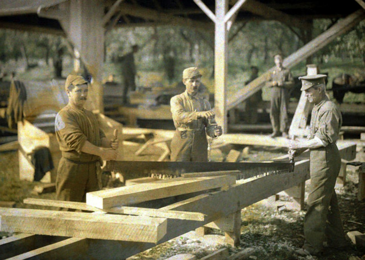 Kanadyjscy żołnierze pracujący w tartaku, Quesmy, Oise, Francja, 1917 (autochrome) autorstwa Fernand Cuville