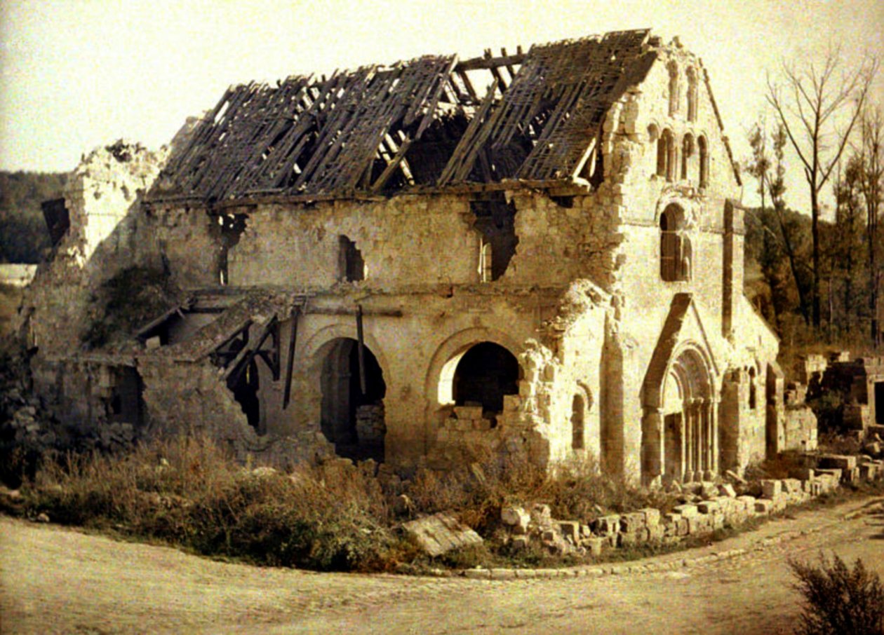 Kościół uszkodzony przez ogień artyleryjski, Tracy-le-Val, Oise, Francja, 1917 (autochrom) autorstwa Fernand Cuville