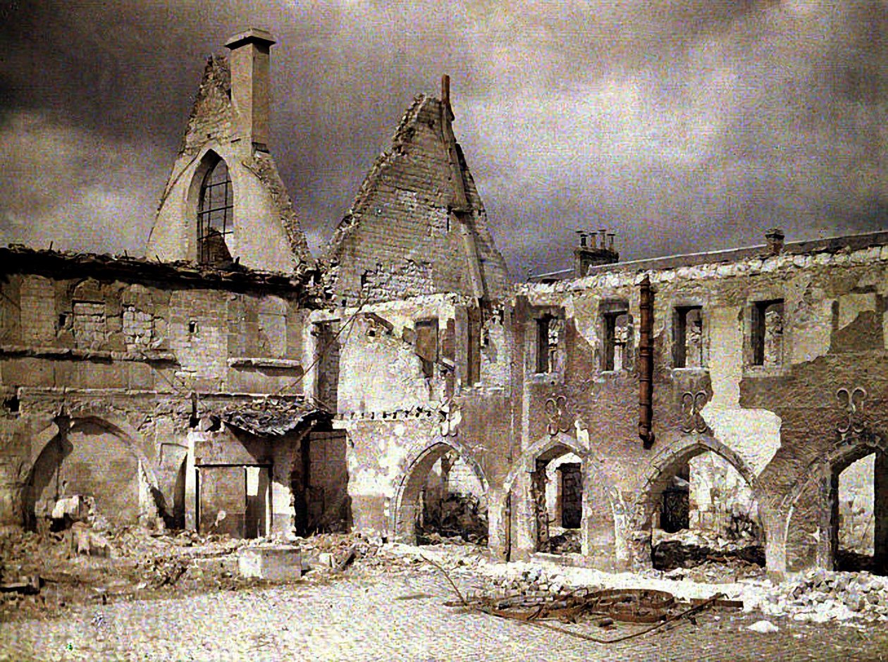 Krużganki klasztoru Kordelierów, Reims, Marna, Francja, 1917 (autochrom) autorstwa Fernand Cuville