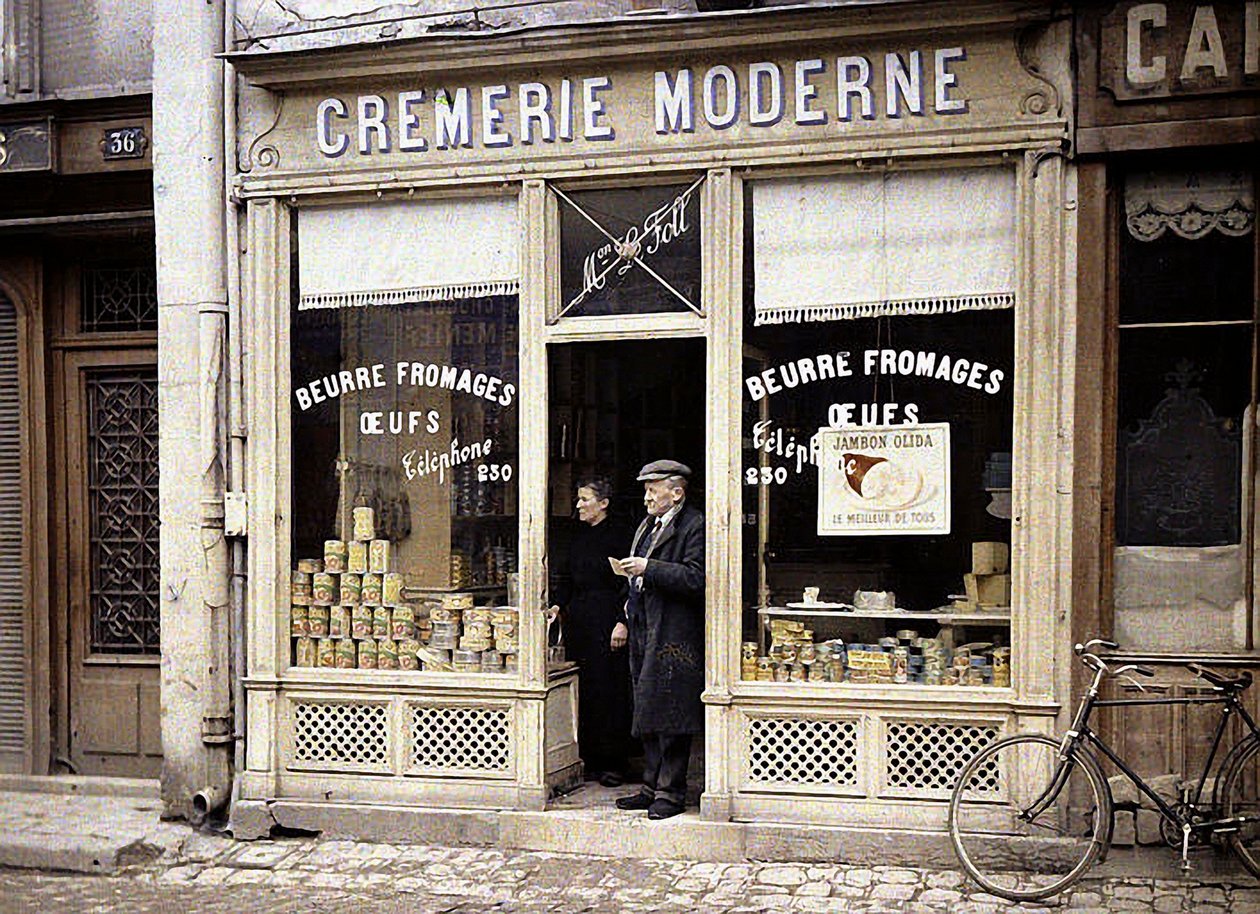 Para na progu mleczarni Le Foll, Reims, Marne, Francja, 1917 (autochrom) autorstwa Fernand Cuville