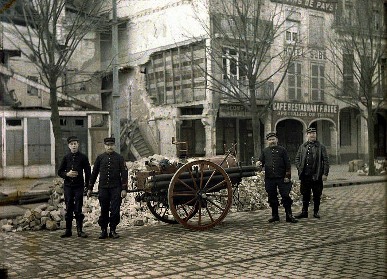Czterech strażaków z wyposażeniem, Reims, Marne, Francja, 1917 (autochrom) autorstwa Fernand Cuville
