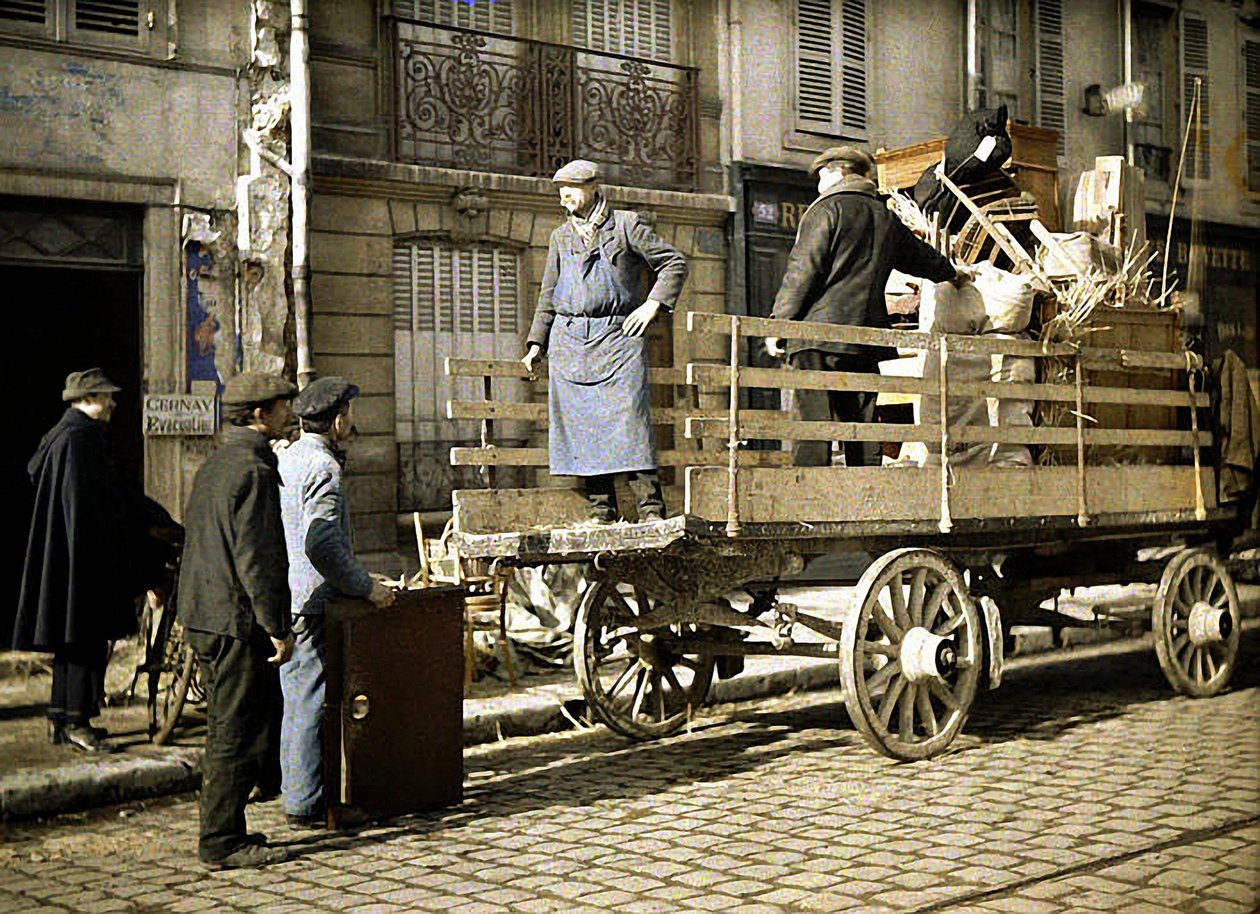 Czterech robotników ładujących rzeczy osobiste na wózek, Reims, Marne, Francja, 1917 (autochrome) autorstwa Fernand Cuville