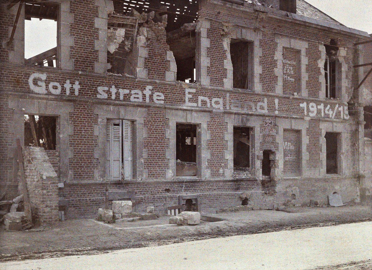 Hasło armii niemieckiej na ścianie zniszczonego ceglanego budynku: Niech Bóg ukarze Anglię! 191415, Bucy-le-Long, Aisne, Francja, 1917 (autochrom) autorstwa Fernand Cuville