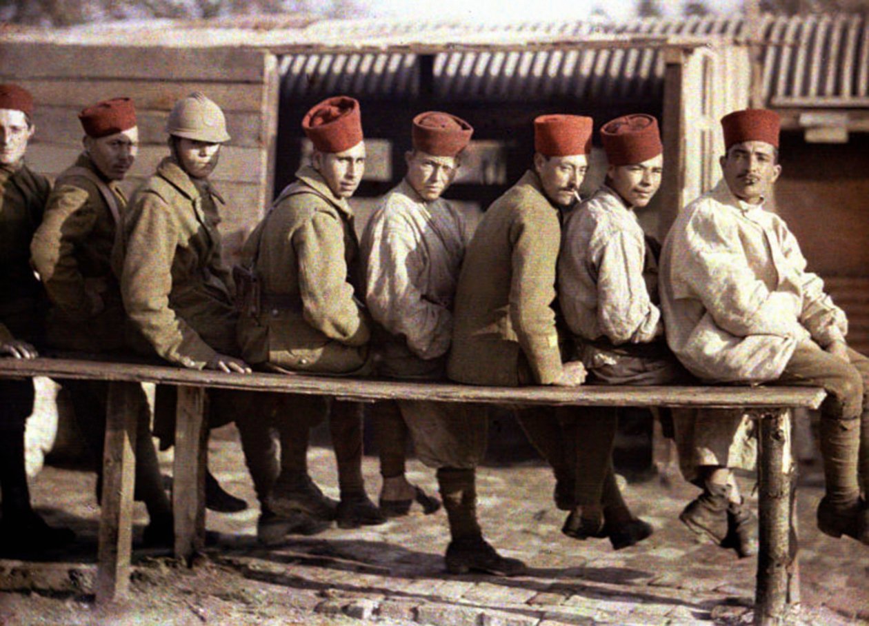 Grupa żołnierzy algierskich podczas odwrotu wojsk niemieckich, Noyon, Oise, Francja, 1917 (autochrom) autorstwa Fernand Cuville