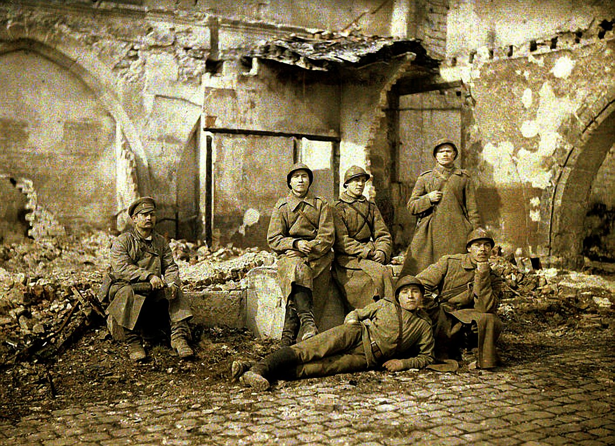 Grupa żołnierzy rosyjskich w ruinach, Reims, Marne, Francja, 1917 (autochrom) autorstwa Fernand Cuville