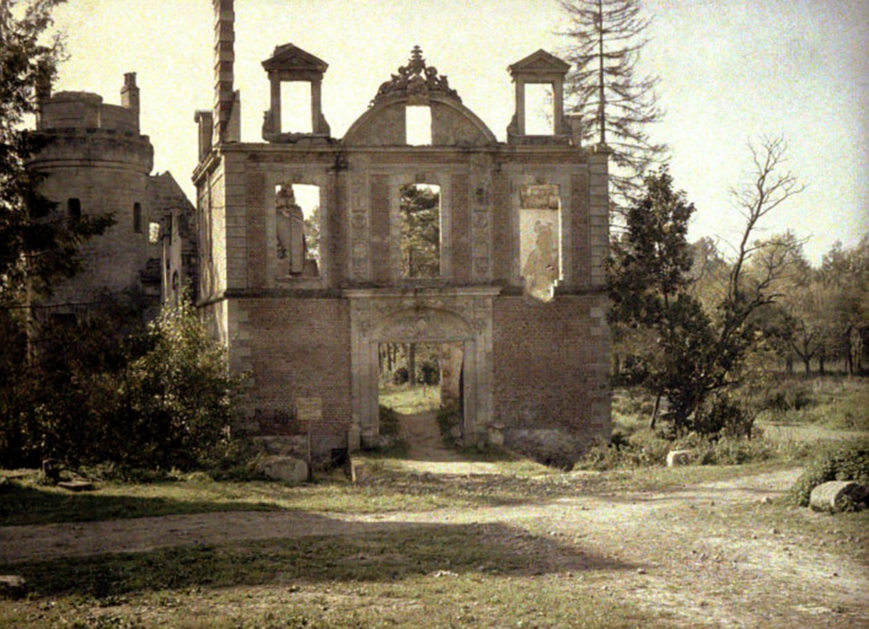 Pozostałości zniszczonego zamku, Dives, Oise, Francja, 1917 (autochrom) autorstwa Fernand Cuville