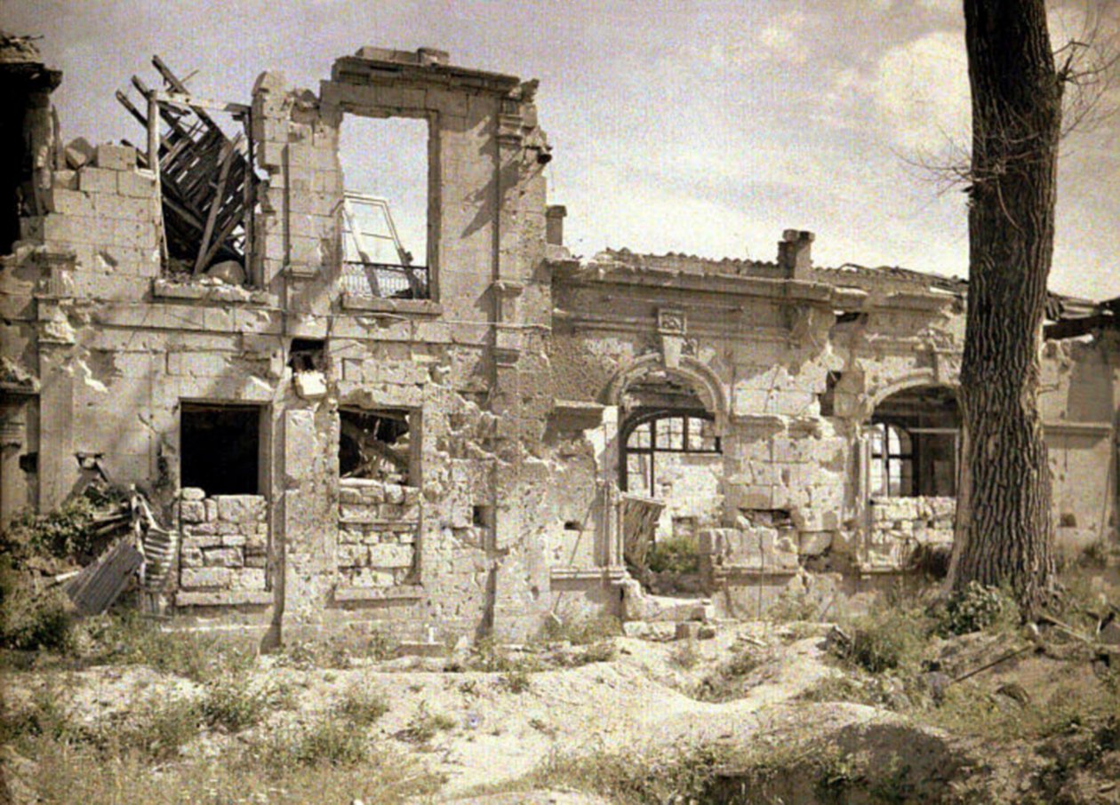 Ruiny zamku Saint-Paul, Crouy, Soissons, Aisne, Francja, 1917 (autochrome) autorstwa Fernand Cuville