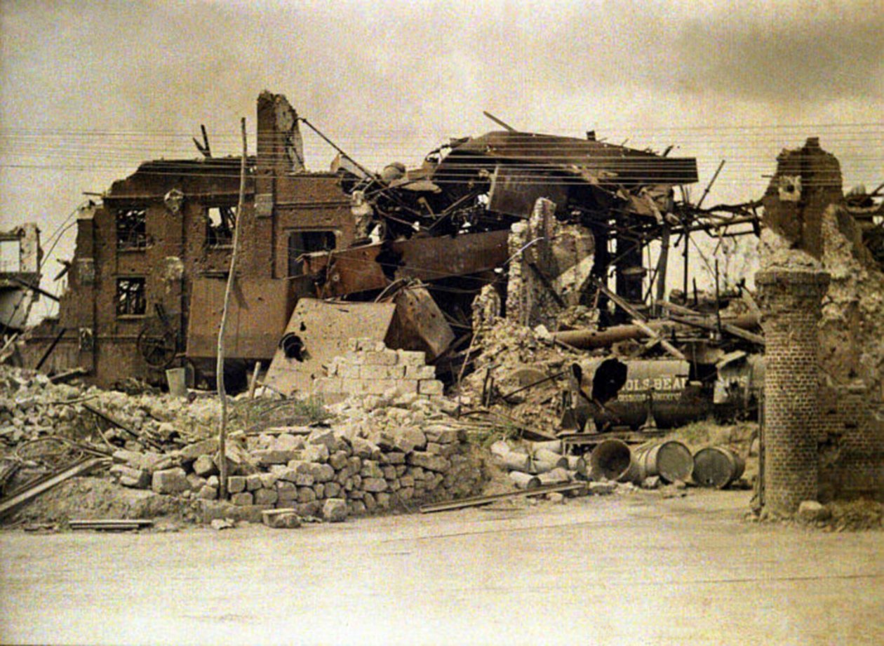 Ruiny destylarni, Cuffies, Aisne, Francja, 1917 (autochrom) autorstwa Fernand Cuville