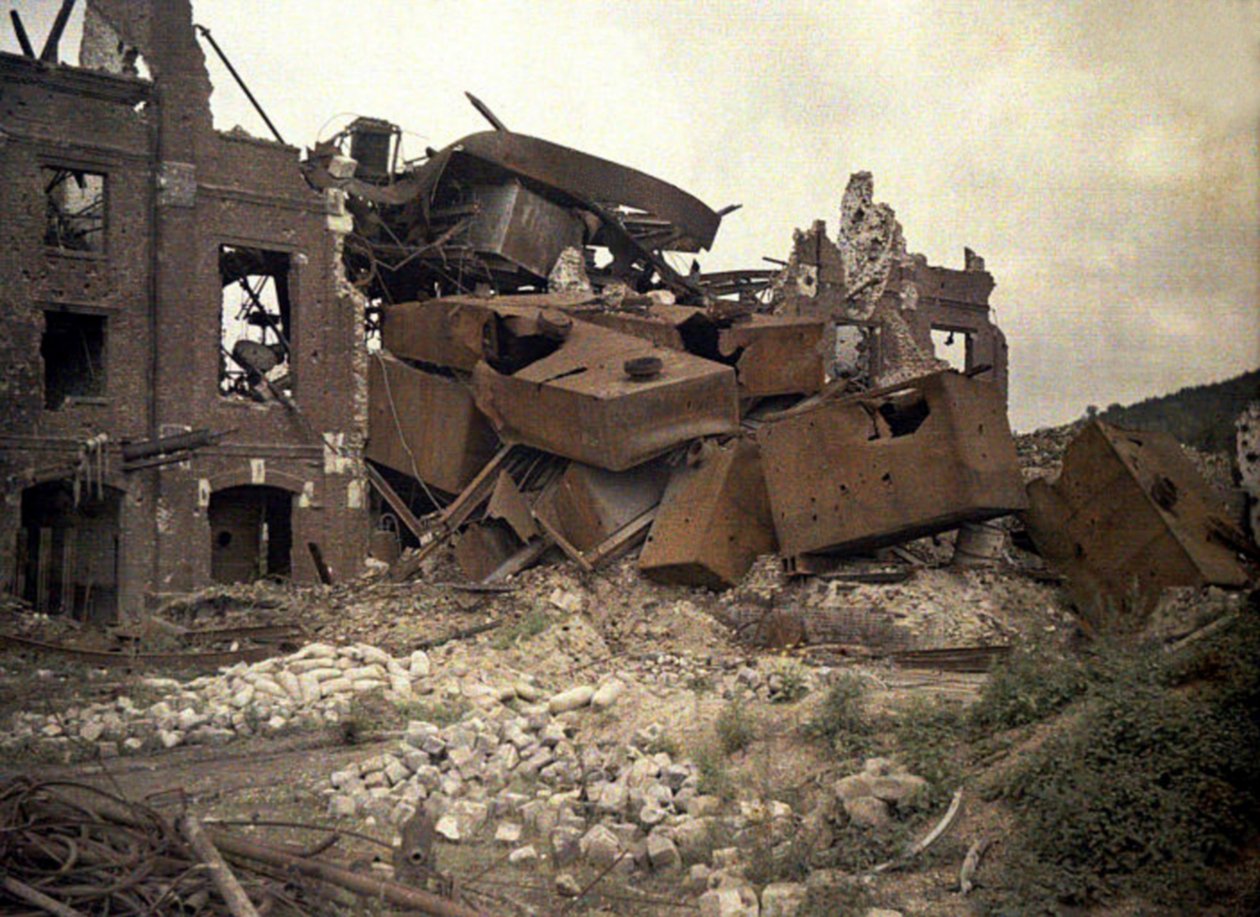 Ruiny mocno zniszczonej destylarni Vauxrot, Cuffies, Aisne, Francja, 1917 (autochrome) autorstwa Fernand Cuville