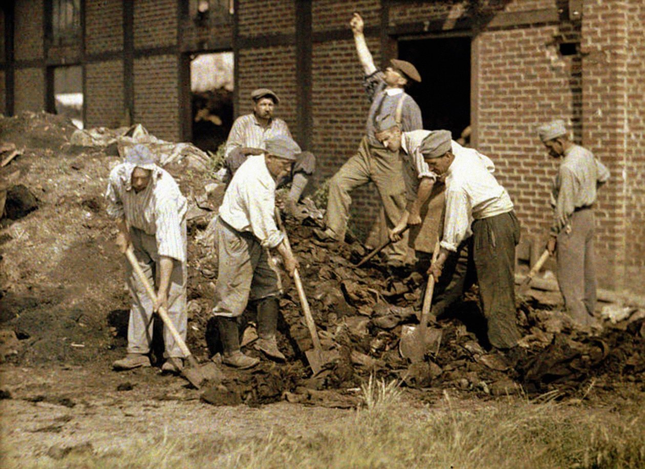 Żołnierze pracujący z łopatami w gruzach budynku, Soissons, Aisne, Francja, 1917 (autochrome) autorstwa Fernand Cuville