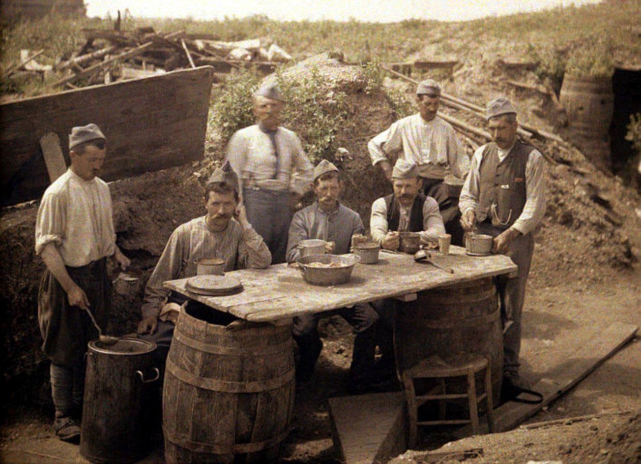 Dystrybucja zup we francuskich okopach z tyłu z przodu, Soissons, Aisne, Francja, 1917 (autochrome) autorstwa Fernand Cuville