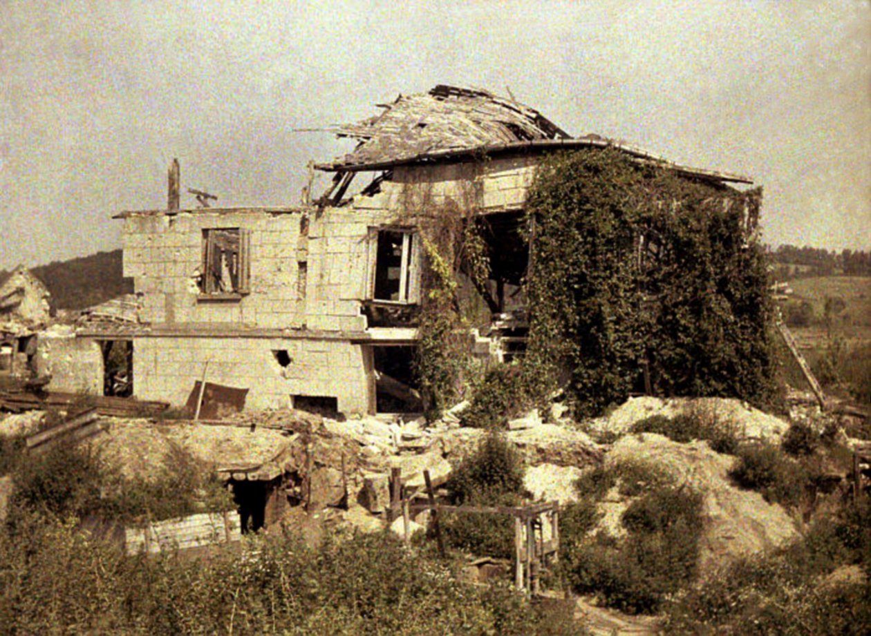 Budynek gospodarczy Boevre w ruinie, Soissons, Aisne, Francja, 1917 (autochrom) autorstwa Fernand Cuville