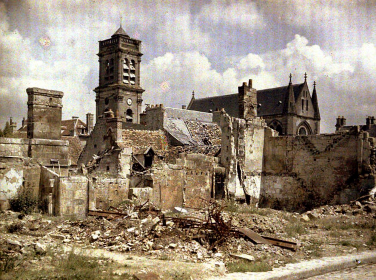 Kościół i zniszczone budynki przy Rue du Coq Lombard, Soissons, Aisne, Francja, 1917 (autochrome) autorstwa Fernand Cuville